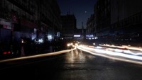 Hanya lampu-lampu kendaraan yang masih menyala di Karachi, Pakistan.