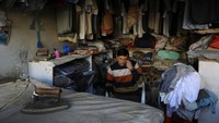 Insiden ini menggagu aktivitas ekonomi warga, seperti usaha laundry ini.