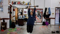 Enam tahun lalu, Ayoub memulai pusat tinju itu dengan hanya dua anak perempuan. Karena lebih banyak anak yang bergabung, mereka pindah dari garasi itu dan mulai berlatih di pantai atau di ruang-ruang sewaan sebelum pindah ke gedung klub yang baru.  