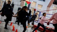 Kini sekitar 40 anak perempuan berlatih di pusat pelatihan itu dengan ring tinju ukuran standar.  