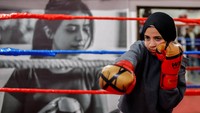 Seorang gadis melakukan pemanasan selama latihan di dalam pusat tinju wanita pertama di Gaza, Palestina, Selasa (17/1/2023).  