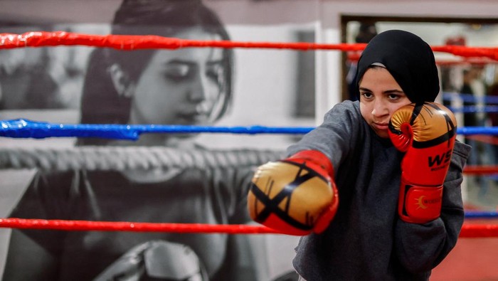 A Palestinian girl, warms up during training inside the first women boxing center in Gaza City January 17, 2023.  REUTERS/Mohammed Salem