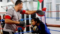 Osama Ayoub, seorang pelatih tinju, mendirikan sasana tinju pertama khusus untuk perempuan di Jalur Gaza. Ayoub baru memindahkan klub tinju itu dari garasi kecil ke gedung baru.  