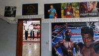 Sasana tinju juga dilengkapi perlengkapan latihan dan poster-poster jagoan tinju seperti Mike Tyson. Poster itu seakan menentang ekspektasi di mana tinju identik sebagai olahraga untuk laki-laki.  