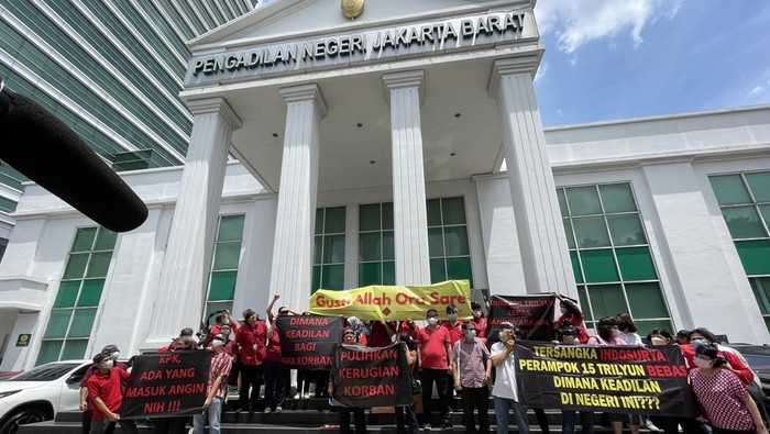 Para korban KSP Indosurya protes atas keputusan hakim yang membebaskan Henry Surya di Pengadilan Negeri Jakarta Barat (PN Jakbar), Selasa (24/1/2023).