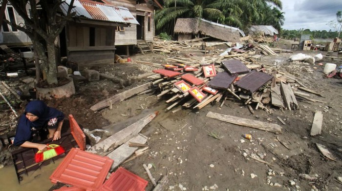 Warga mengumpulkan berbagai barang yang masih bisa diselamatkan pascabanjir di Desa Lubuk Pusaka, Kecamatan Langkahan, Aceh Utara, Aceh, Senin (23/1/2023). Banjir dengan ketinggian mencapai tiga meter akibat meluapnya aliran Sungai Krueng Keureto, Krueng Pirak, dan Krueng Pase pada Sabtu (21/1/23) mengakibatkan tujuh unit rumah warga ambruk diterjang banjir. ANTARA FOTO/Rahmad/tom.