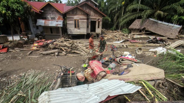 Warga mengumpulkan berbagai barang yang masih bisa diselamatkan pascabanjir di Desa Lubuk Pusaka, Kecamatan Langkahan, Aceh Utara, Aceh, Senin (23/1/2023). Banjir dengan ketinggian mencapai tiga meter akibat meluapnya aliran Sungai Krueng Keureto, Krueng Pirak, dan Krueng Pase pada Sabtu (21/1/23) mengakibatkan tujuh unit rumah warga ambruk diterjang banjir. ANTARA FOTO/Rahmad/tom.