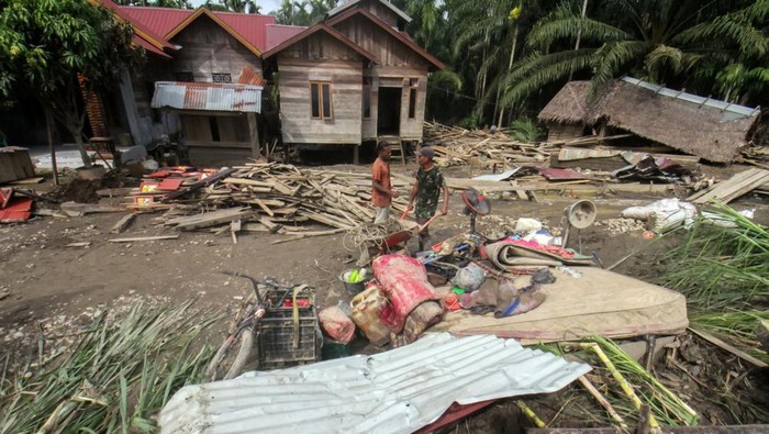PASCABANJIR DI LUBUK PUSAKA ACEH UTARA Warga mengumpulkan berbagai barang yang masih bisa diselamatkan pascabanjir di Desa Lubuk Pusaka, Kecamatan Langkahan, Aceh Utara, Aceh, Senin (23/1/2023). Banjir dengan ketinggian mencapai tiga meter akibat meluapnya aliran Sungai Krueng Keureto, Krueng Pirak, dan Krueng Pase pada Sabtu (21/1/23) mengakibatkan tujuh unit rumah warga ambruk diterjang banjir. ANTARA FOTO/Rahmad/tom.