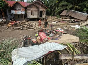 Puing-puing Berserakan Usai Banjir di Aceh Utara