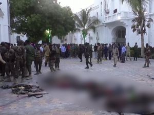 Mayat Bergelimpangan Usai Bom Meledak di Kantor Pemerintahan Somalia