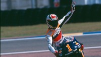 Alex Criville yang membela Repsol Honda pada tahun 2000 juga terlihat mengenakan nomor motor 1. Foto: MotoGP