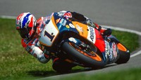 Kemudian ada Mick Doohan saat membela Repsol Honda tahun 1995-1999. Mick Doohan juga berhasil mempertahankan juara dengan motor nomor 1 itu. Foto: MotoGP