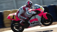 Wayne Rainey yang membela tim pabrikan Yamaha pada tahun 1991-1993 sempat menggunakan nomor 1 di motornya. Foto: MotoGP