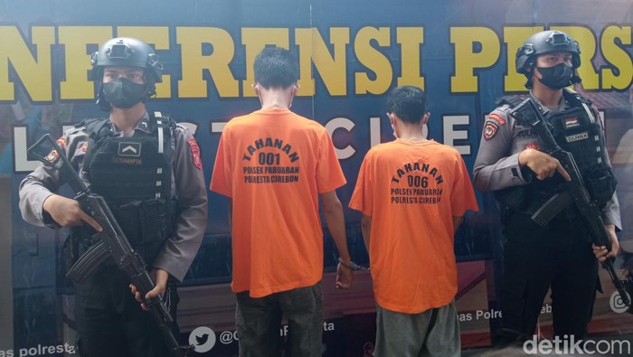 Pelaku pencurian dan pembacokan di CIrebon saat dihadirka di Mapolresta CIrebon, Selasa (24/1/2023).