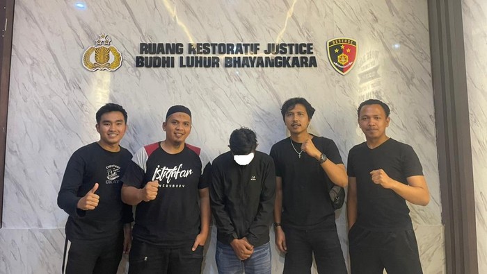 Pelaku penggelapan peralatan tower di Jambi saat ditangkap. (Foto: Istimewa)