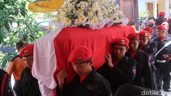 Pemakaman Dubes RI di Italia M Prakosa di Kapanewon Bambanglipuro, Bantul, Selasa (24/1/2023).