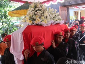 Dubes M Prakosa Dimakamkan Berdampingan dengan Pusara Orang Tua
