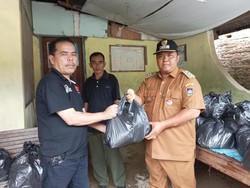 Andre Rosiade Bagi Ribuan Nasi Bungkus ke Korban Banjir Padang-Pariaman