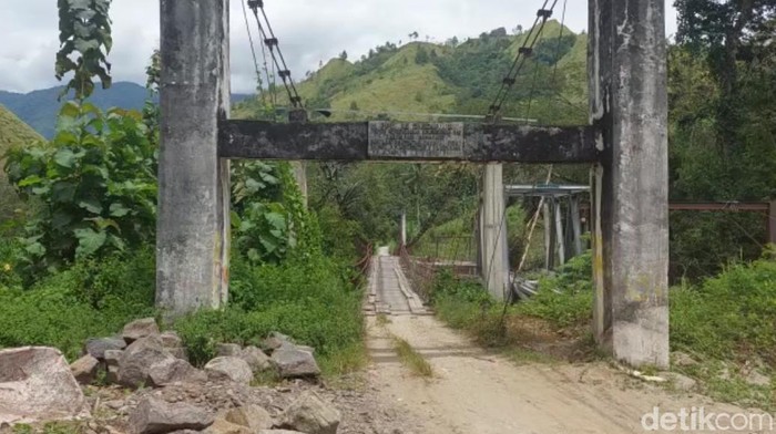 Pembangunan jembatan di Enrekang mangkrak.