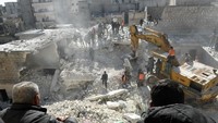 Menurut kementerian dalam negeri, bangunan lima lantai itu adalah rumah bagi tujuh keluarga. Penduduk setempat mengatakan sekitar 35 orang tinggal di sana. Bangunan di Aleppo, pusat komersial Suriah sebelum perang, sering runtuh karena infrastruktur yang bobrok serta kurangnya pengawasan untuk memastikan keamanan proyek konstruksi baru, beberapa dibangun secara ilegal. Lingkungan tersebut sebagian besar dihuni oleh Kurdi Suriah yang berada di bawah otoritas milisi Unit Perlindungan Rakyat (YPG), bagian dari tentara de facto otoritas Kurdi. AFP/Getty Images  