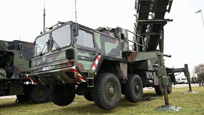 Penampakan Sistem Rudal Canggih Jerman yang Dikirim ke Polandia A general view of a mobile defence surface-to-air missile system, Patriot, before it is transported to Poland from Gnoien, Germany January 23, 2023. REUTERS/Annegret Hilse