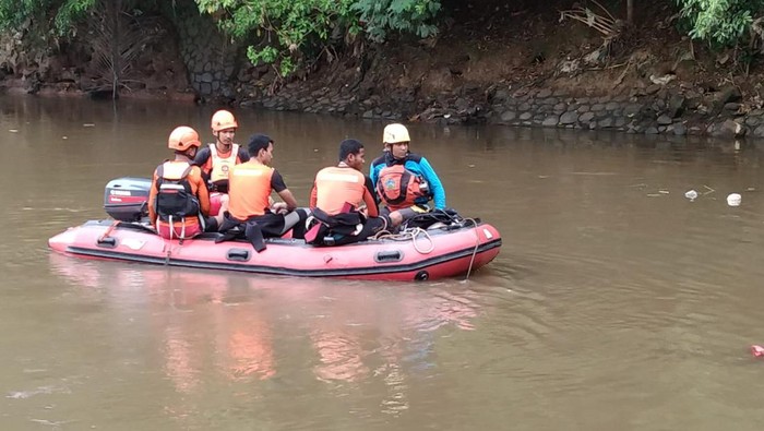 Pencarian bocah hilang di Ciliwung (dok. Tim SAR Jakarta)