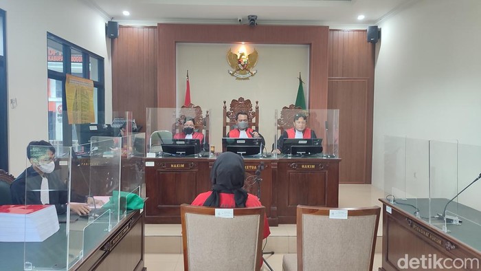 Penipu mahasiswa IPB Siti Aisyah menjalani sidang dakwaan di PN Cibinong, Bogor, Selasa (24/1/2023).