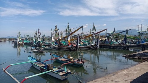 Perahu nelayan terparkir di kolam labuh PPN Pengambengan, Kecamatan Negara, Kabupaten Jembrana, Bali, Senin (23/1/2023).