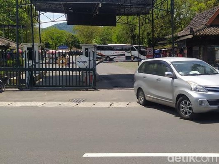 Pintu keluar bus dan mobil di Pintu 5 Candi Borobudur, Kabupaten Magelang, Selasa (24/1/2023).