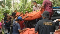 Dadan mengatakan, selanjutnya jasad Siti dibawa polisi untuk diautopsi. Keluarga berharap agar ekshumasi terhadap jasad Siti menjadi titik terang dalam penyelidikan yang dilakukan polisi terkait kasus tersebut. (Foto: Hakim Ghani/detikJabar)