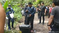 Proses pengangkatan jasad membetot perhatian warga setempat. Namun, hanya perwakilan keluarga yang diperkenankan untuk mendekat dan berada di lokasi. Sedangkan masyarakat umum, serta awak media dibatasi dengan jarak sekitar 50 meter dari lokasi makam. (Foto: Hakim Ghani/detikJabar)