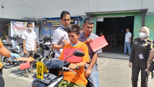 Polres Lombok Tengah menggelar rekonstruksi suami bunuh istri. Dari 22 reka adegan terungkap kakak pelaku membantu sang adik menghabisi istrinya, Fita Suliati.