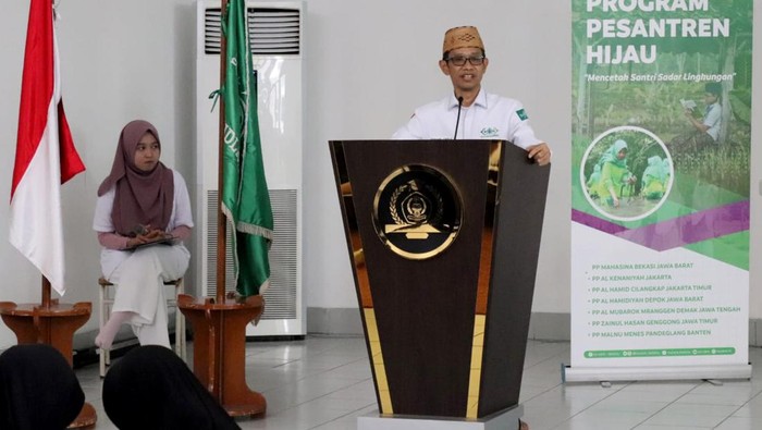 Ponpes Al-Hamidiyah Depok Jadi Cikal Bakal Pesantren Hijau Pesantren Al-Hamidiyah Depok menjadi titik pertama pelatihan santri dan penggerak pesantren hijau yang digagas oleh Lazisnu PBNU. Ini Potretnya.