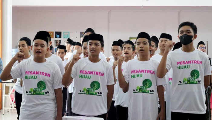 Pesantren Al-Hamidiyah Depok menjadi titik pertama pelatihan santri dan penggerak pesantren hijau yang digagas oleh Lazisnu PBNU. Ini Potretnya.
