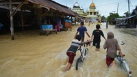 Berdasarkan data BPBD Padang Pariaman, intensitas hujan tinggi sejak Senin (23/1/2023) menyebabkan bencana banjir dan longsor di sejumlah titik di kabupaten tersebut.