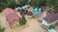 Banjir tersebut juga merendam bebrapa tempat seperti surau, puskesmas dan pemukiman di Sintuak Toboh Gadang.