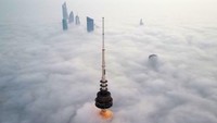 Foto udara ini memperlihatkan pemandangan menara Pembebasan (depan) di tengah kabut tebal di Kota Kuwait, Sabtu (21/1/2023).  