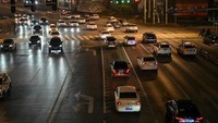 Gabungan gambar menunjukkan (atas) jalan yang hampir kosong di tengah wabah virus di Wuhan pada 26 Januari 2020, dan (bawah) jalan yang sama penuh lalu lintas di Wuhan pada 22 Januari 2023.