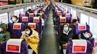 Kombinasi gambar ini menunjukkan (atas) foto orang-orang di kereta yang hampir kosong menjelang tahun baru Imlek antara Shanghai dan Wuhan pada 23 Januari 2020, dan (bawah) penumpang di kereta yang sibuk saat orang bepergian untuk liburan tahun baru Imlek dari Shanghai ke Wuhan pada 20 Januari 2023. Penduduk di Wuhan memperingati tiga tahun sejak virus misterius (corona) memaksa mereka ke dalam penguncian yang mengerikan, dengan kota mereka menjadi episentrum wabah COVID-19 yang mendunia.  