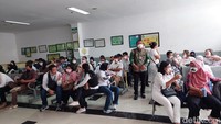 Tidak hanya 18 orang tergugat yang datang, tetapi para simpatisan dan konsumen Apartemen Meikarta juga datang ke persidangan pertama hari ini. Foto: Almadinah Putri Brilian/detikcom