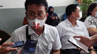 Ketua PKPKM Aep Mulyana menuturkan bahwa pihaknya juga kurang paham kenapa bisa dituntut. Ia menduga hal tersebut karena tulisan oligarki di sebuah spanduk saat PKPKM melakukan aksi di gedung DPR beberapa waktu lalu. Foto: Almadinah Putri Brilian/detikcom