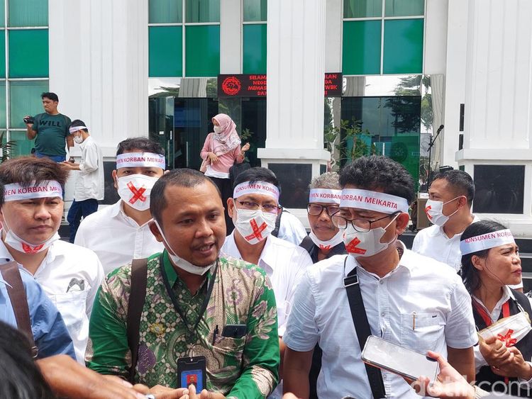 Potret Tergugat Meikarta Pakai Masker Tanda X di PN Jakarta Barat