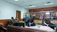 Konsumen Meikarta datang ke ruang Pengadilan Negeri Jakarta Barat dengan menggunakan pakaian serba putih disertai dengan masker yang diberi tanda silang. Hal itu sebagai bentuk bahwa konsumen Meikarta seolah-olah dibungkam tidak boleh protes untuk menuntut haknya. Foto: Almadinah Putri Brilian/detikcom