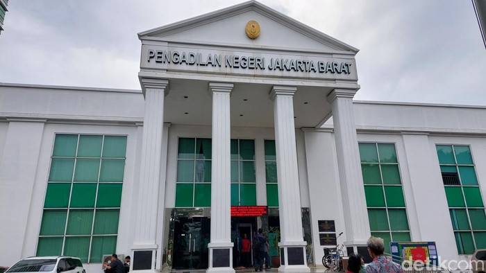 Potret Tergugat Meikarta Pakai Masker Tanda X di PN Jakarta Barat Pada hari ini, Selasa (24/1/2023), Perkumpulan Komunitas Peduli Konsumen Meikarta (PKPKM) menghadapi sidang gugatan Rp 56 miliar di Pengadilan Negeri Jakarta Barat.