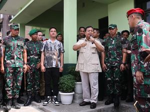 Di Bawah Guyuran Hujan, Gibran Antar Prabowo Nyore di Solo Safari