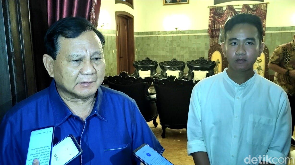Prabowo Subianto bertemu dengan Gibran Rakabuming di Loji Gandrung, Selasa (24/1/2023) malam.