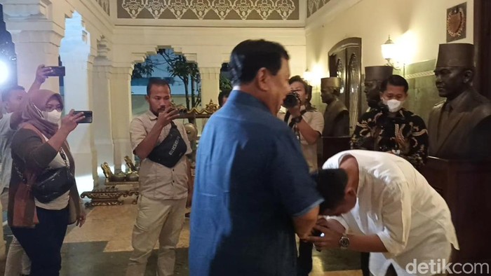 Prabowo Subianto saat berkunjung di rumah dinas Wali kota Solo Gibran Rakabuming, Selasa (24/1/2023) malam.