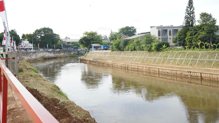 Progres Terkini Proyek Sodetan Ciliwung yang Sudah Mandek 6 Tahun Presiden Jokowi meninjau pembangunan proyek pembangunan Sodetan Kali Ciliwung di Outlet pompa Pintu Air Kebon Nanas, Jatinegara, Jakarta Timur.
