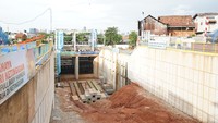 Proyek Sodetan Kali Ciliwung terganjal sejak tahun 2015, atau lebih dari enam tahun belakangan. Persoalannya, warga menggugat proyek ini. Lahan yang hendak disodet masih dihuni warga Bidara Cina dan belum bisa dibebaskan. Dok. Kementerian PUPR  