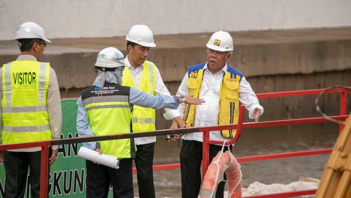 Presiden Jokowi meninjau pembangunan proyek pembangunan Sodetan Kali Ciliwung di Outlet pompa Pintu Air Kebon Nanas, Jatinegara, Jakarta Timur.